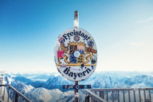 Bayern Schild auf der Zugspitze