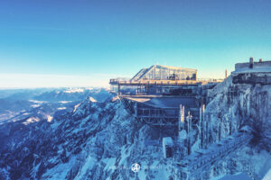 Seilbahn der Zugspitze im Winter mit schnee und Eis