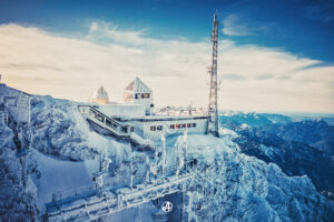 Tiroler Seilbahn der Zugspitze im Winter mit schnee und Eis