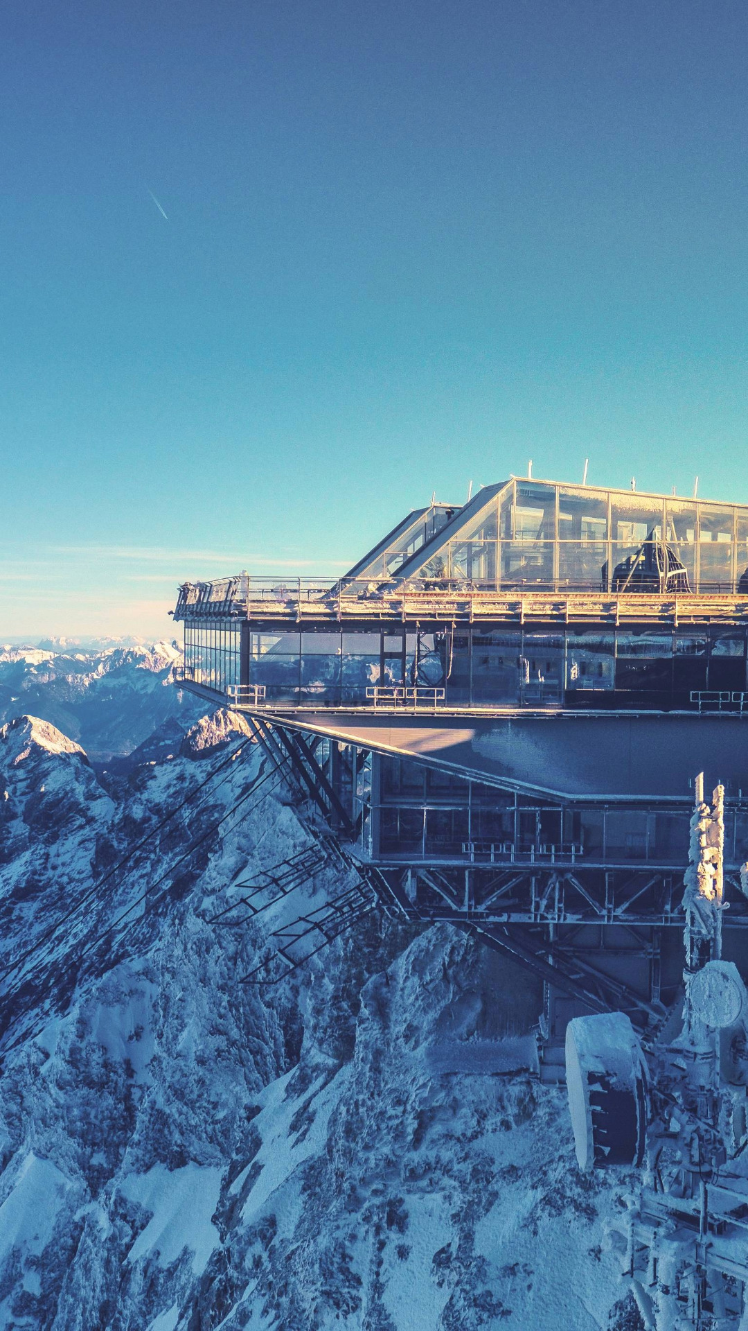 Seilbahn der Zugspitze im Winter mit schnee und Eis